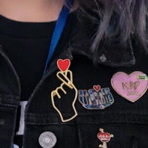 K-Pop K Drama Gold and Red Finger Heart Brooch NIP